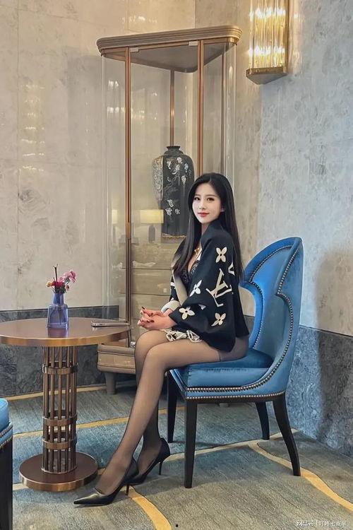 老婆穿丝袜大学,大学生眼中的时尚与魅力
